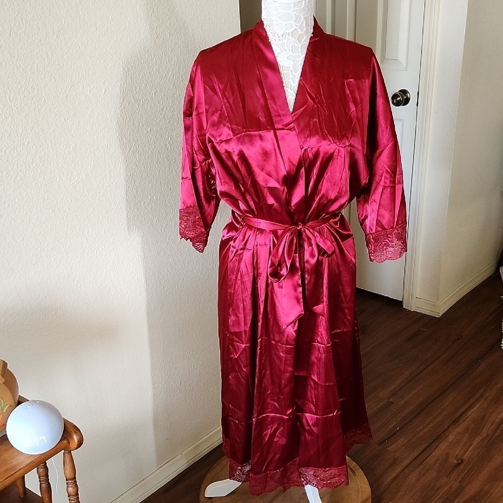 Sexy Chic Luxurios  Satin Red Robe Size Medium New With‎ Tags